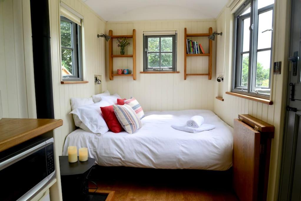 The Shepherd'S Hut @ Chichester Cottage Bagian luar foto