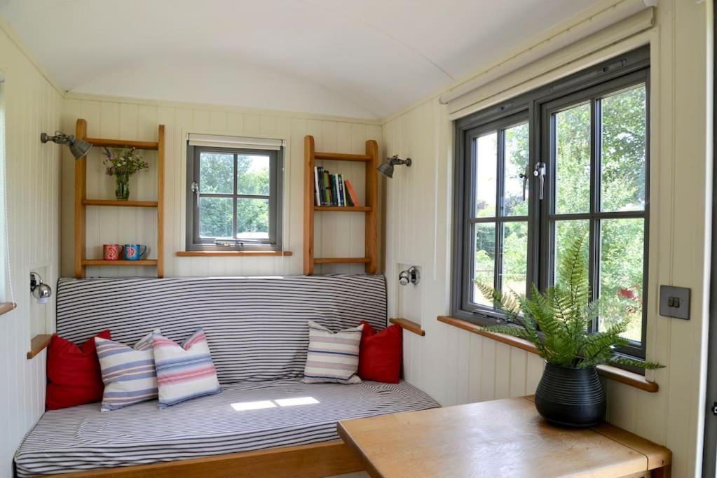 The Shepherd'S Hut @ Chichester Cottage Bagian luar foto