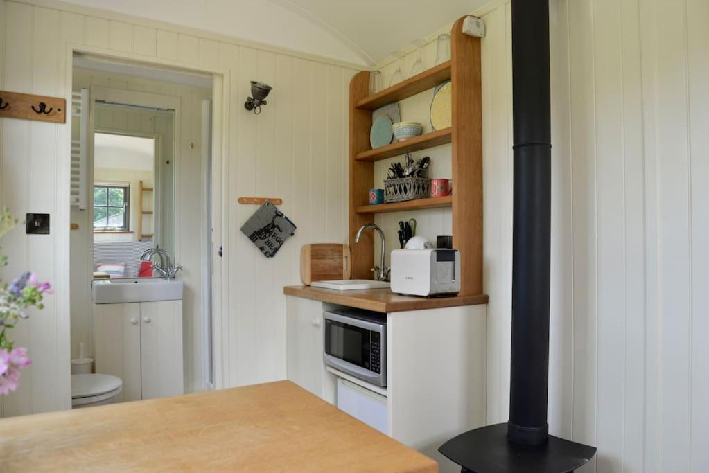 The Shepherd'S Hut @ Chichester Cottage Bagian luar foto