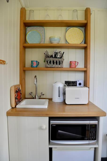 The Shepherd'S Hut @ Chichester Cottage Bagian luar foto
