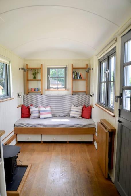 The Shepherd'S Hut @ Chichester Cottage Bagian luar foto